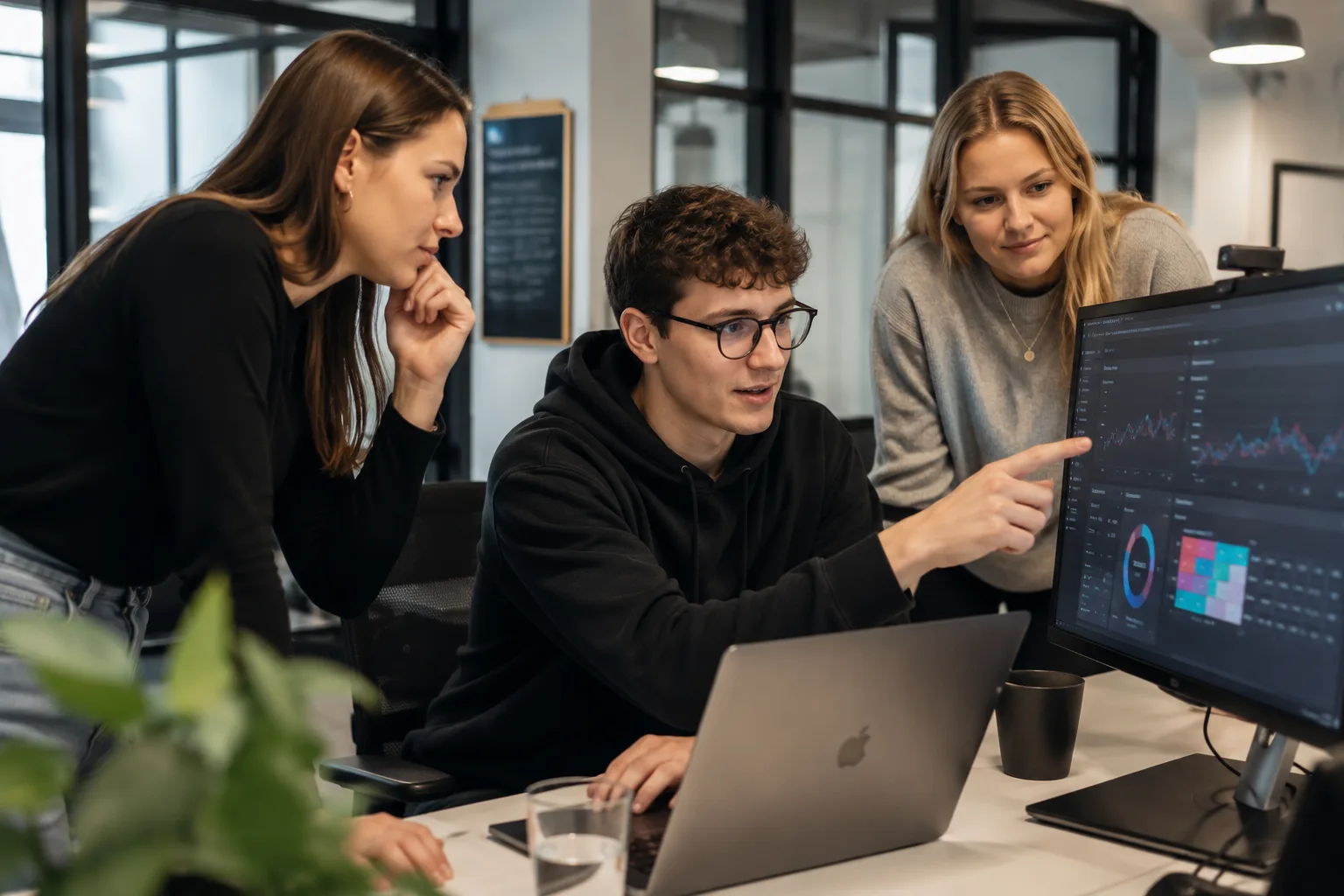 FunnelConcepts Team analysiert Kampagnen- und Conversion-Daten